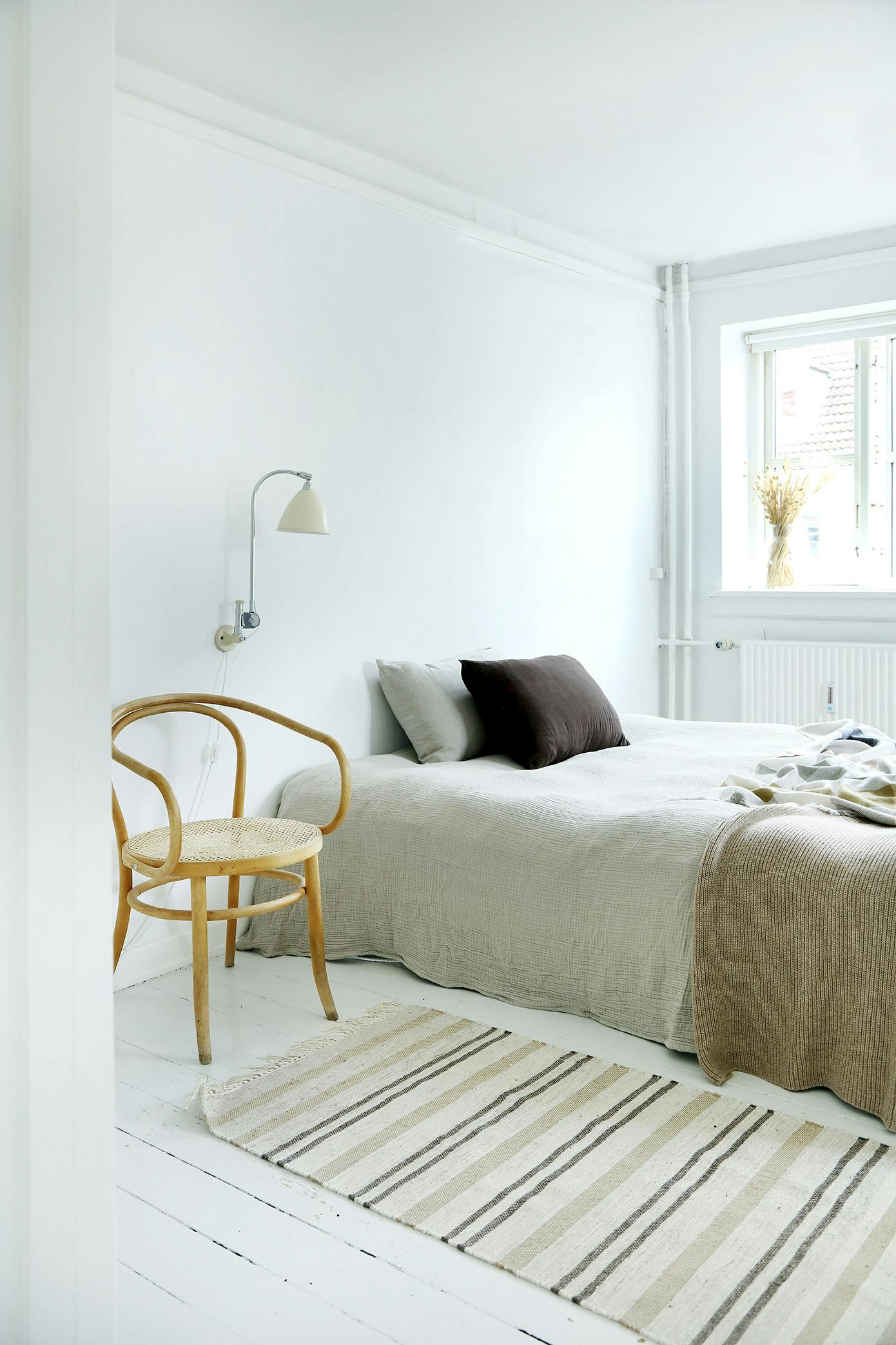 nythomasskyumbom220101 Minimalistisk soveværelse